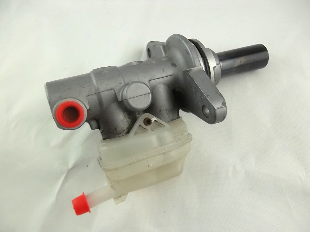 Brake Master Cylinder OE# MC390296 472010W010 13-2713